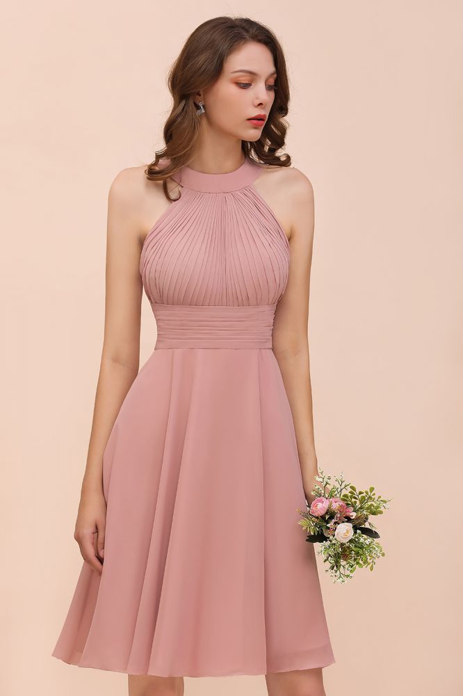 Vestido de dama de honor rosa empolvado hasta la rodilla, de gasa con cuello halter.