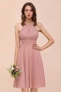 Vestido de dama de honor rosa empolvado hasta la rodilla, de gasa con cuello halter.