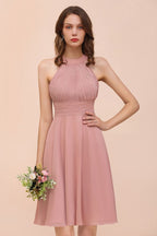 Vestido de dama de honor rosa empolvado hasta la rodilla, de gasa con cuello halter.
