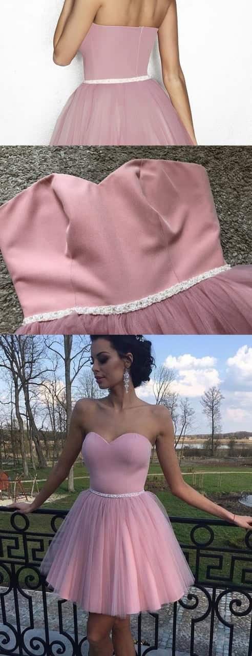 Vestido de fiesta rosa empolvado de tul con escote corazón, sin tirantes y con fajín de cuentas PD341