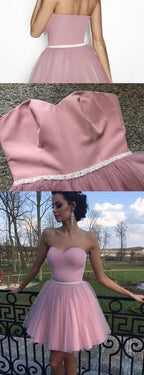 Vestido de fiesta rosa empolvado de tul con escote corazón, sin tirantes y con fajín de cuentas PD341