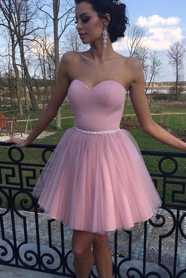 Vestido de fiesta rosa empolvado de tul con escote corazón, sin tirantes y con fajín de cuentas PD341