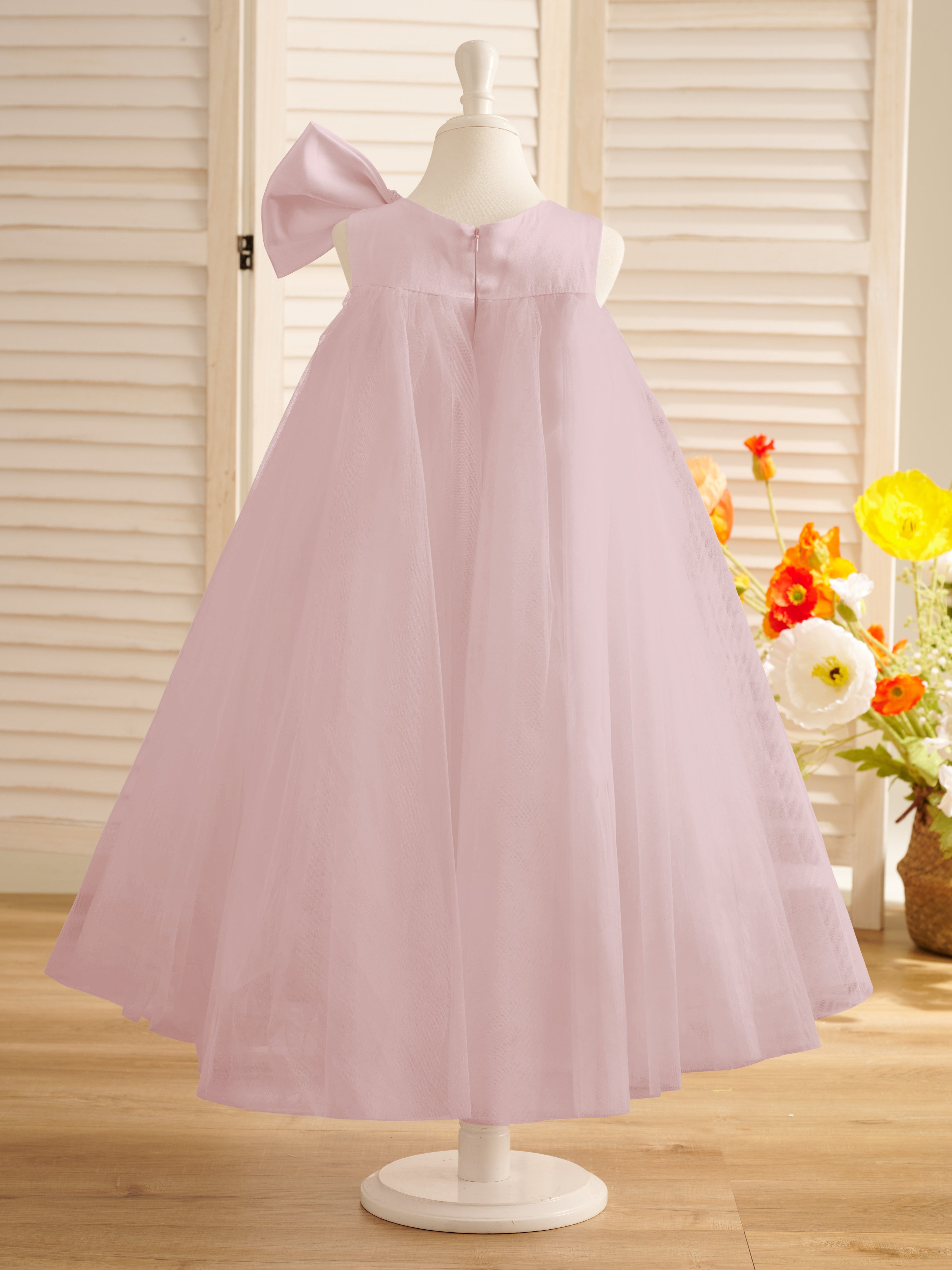 Vestido de niña pequeña de las flores, corte en A, con gran lazo y tul, hasta la rodilla. 