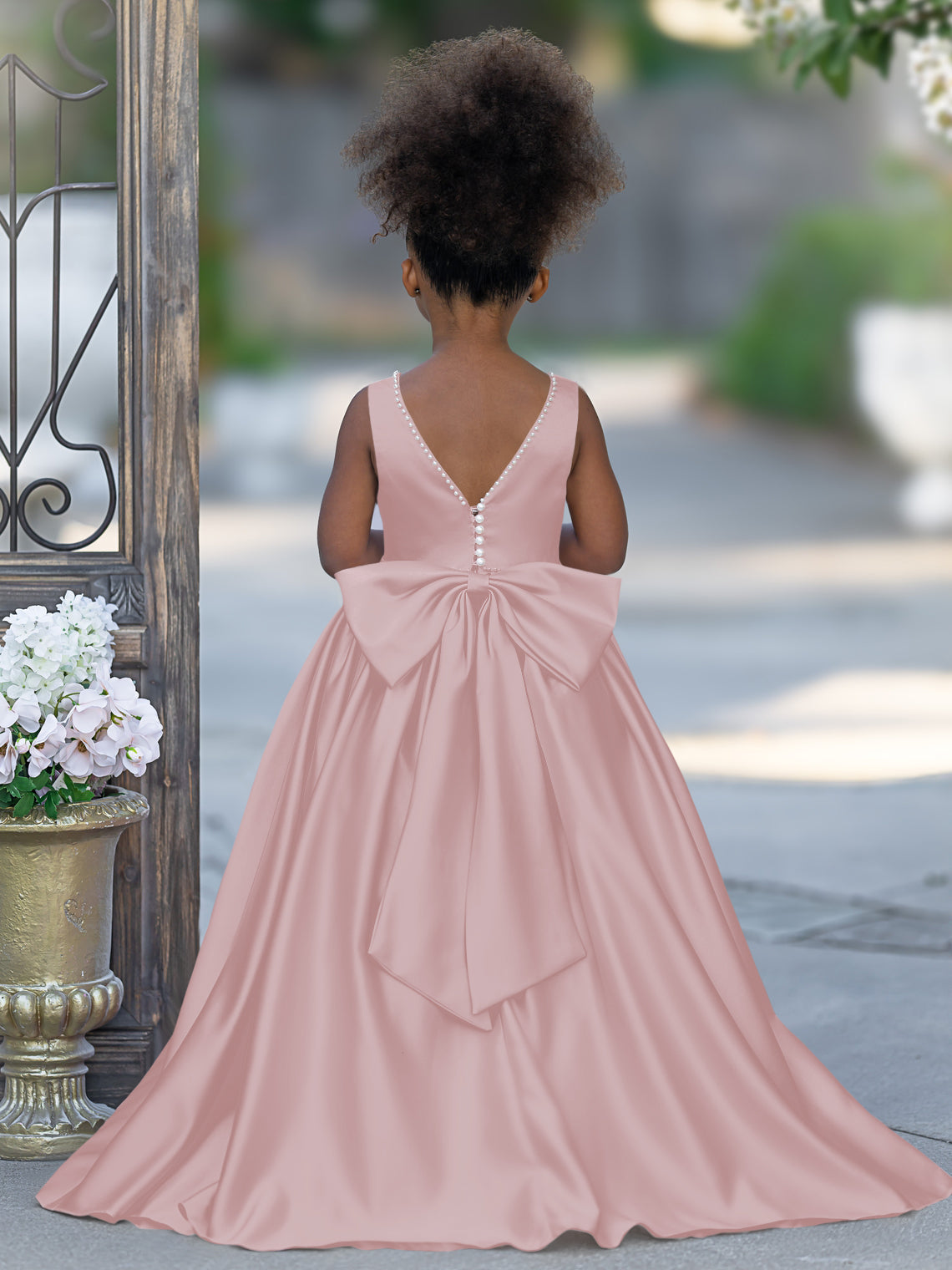 Vestido rosa sin mangas de satén con escote con cuentas y detalle de lazo