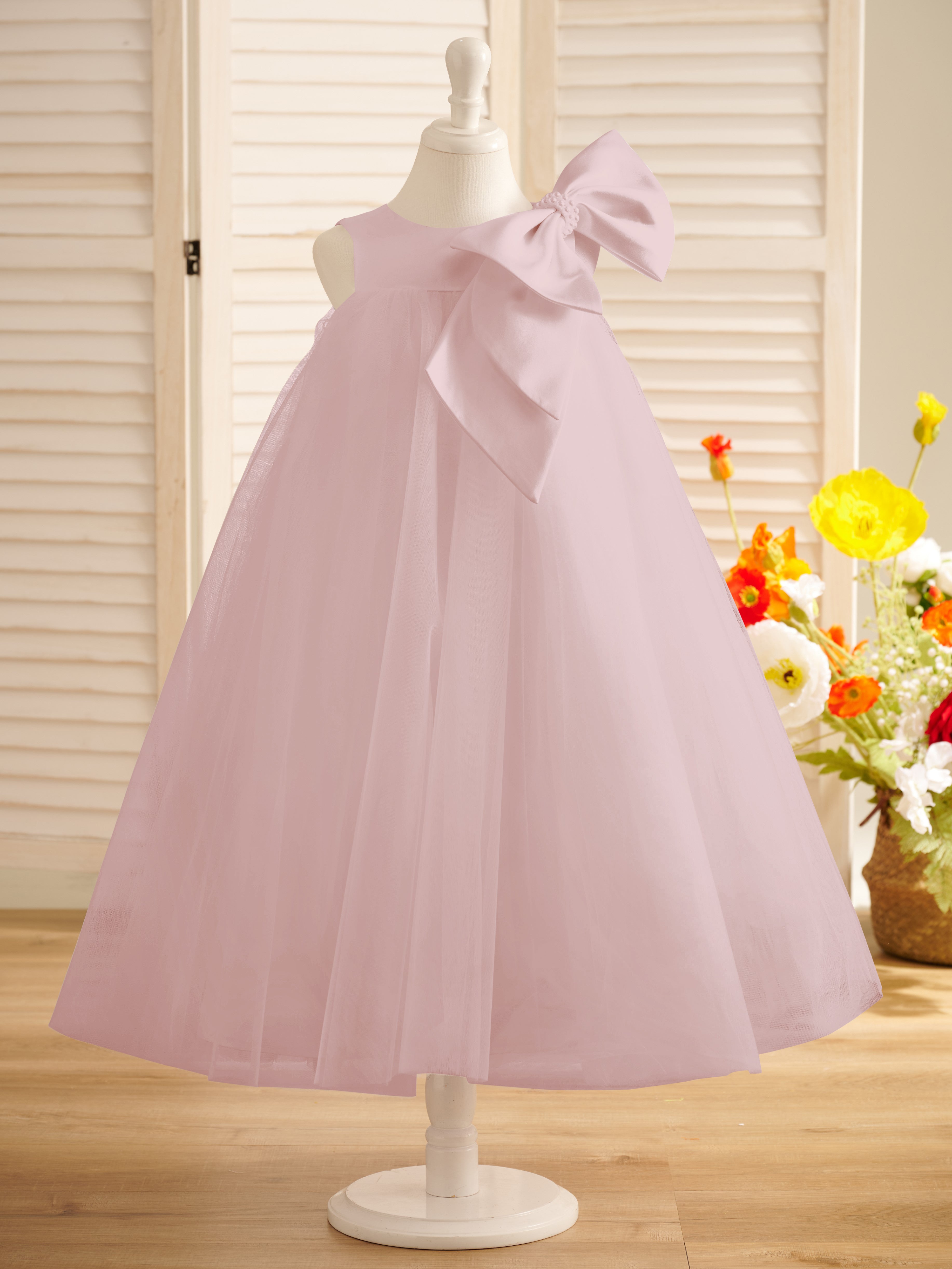 Vestido de niña pequeña de las flores, corte en A, con gran lazo y tul, hasta la rodilla. 
