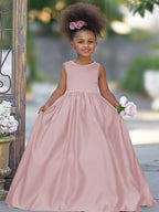 Vestido rosa sin mangas de satén con escote con cuentas y detalle de lazo