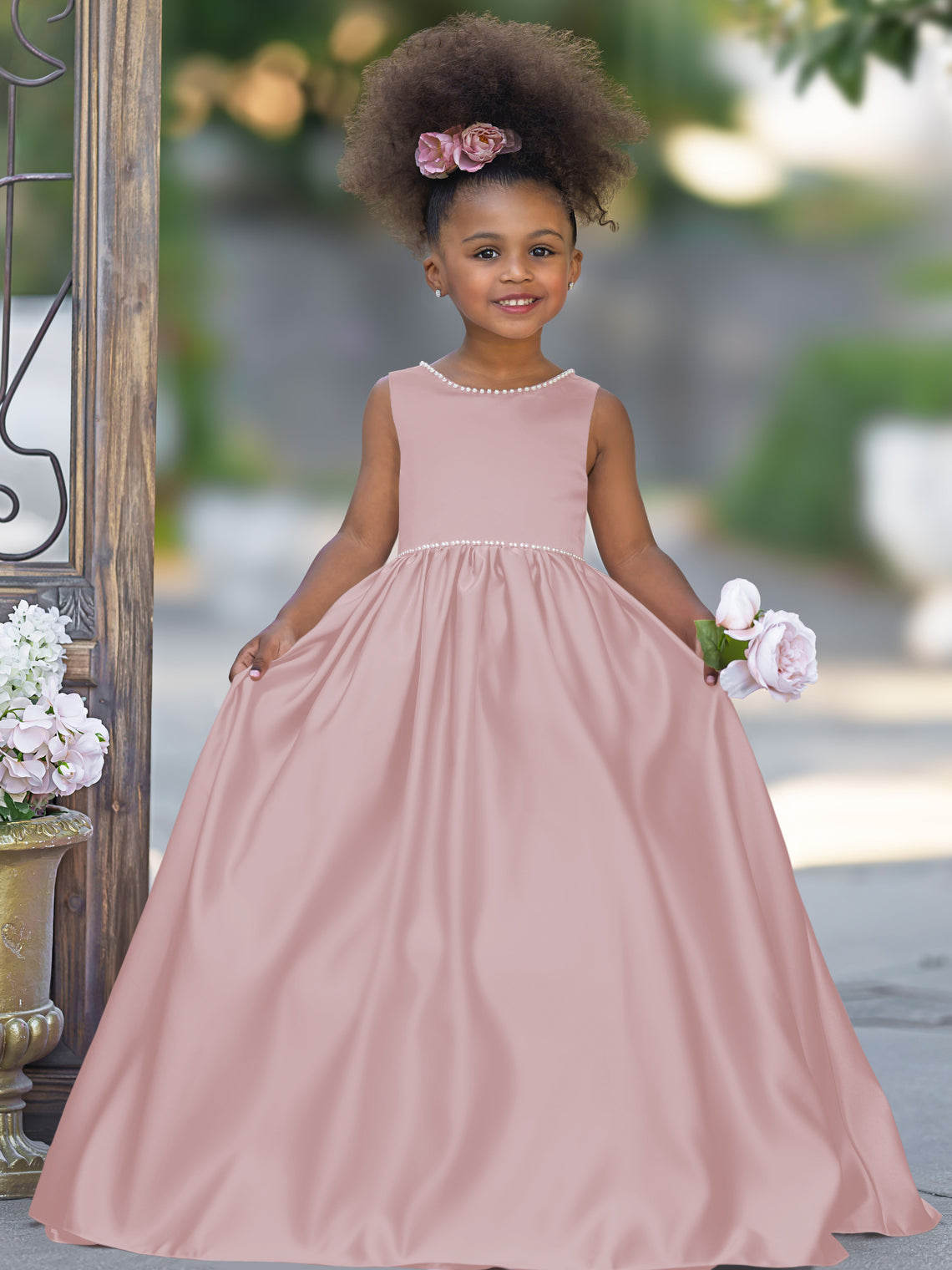 Vestido rosa sin mangas de satén con escote con cuentas y detalle de lazo