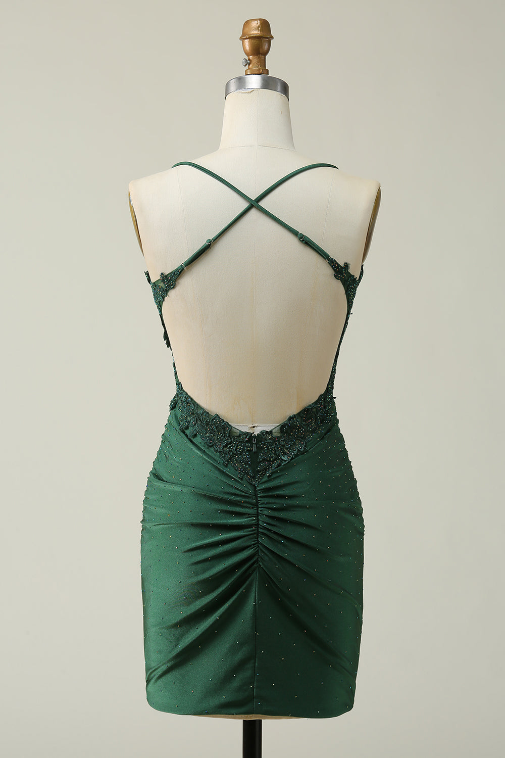 Elegante vestido corto de tirantes finos estilo tubo para baile de bienvenida con apliques