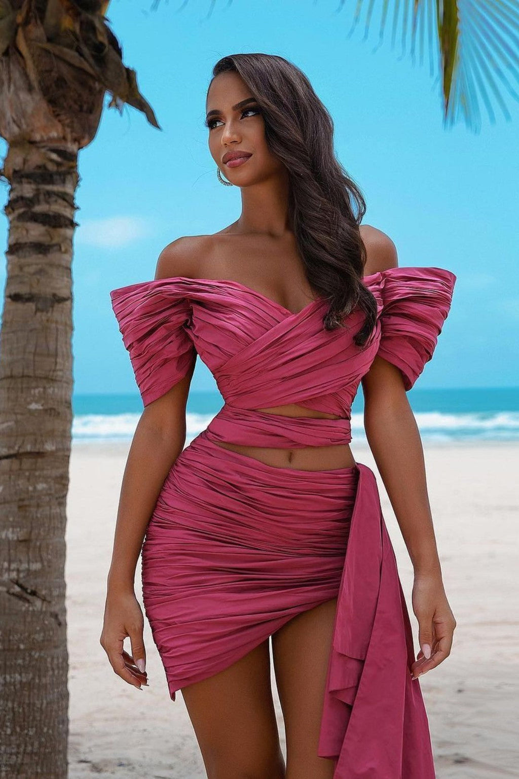 Robe de bal courte unique à épaules dénudées et plis, ornée d'une rose