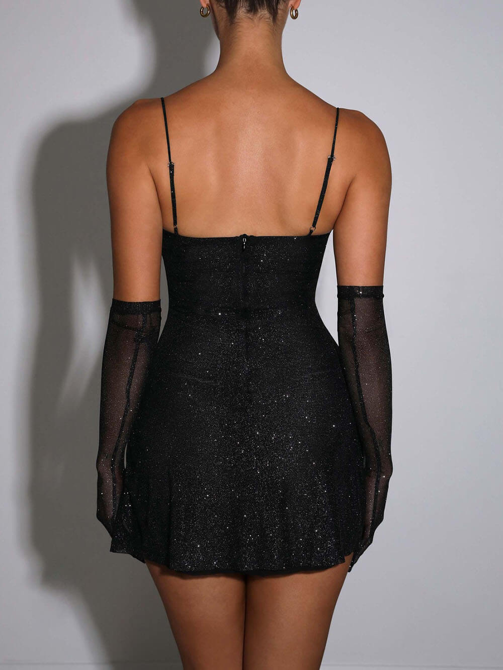 Robe mini noire fendue à sequins 