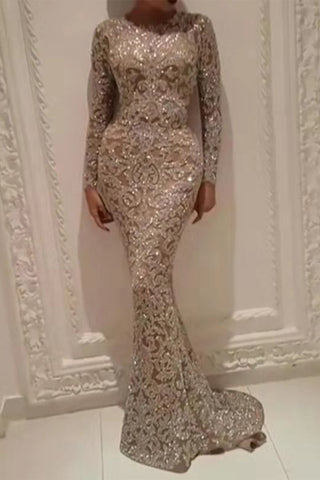 Elegante vestido de noche con cuello redondo y detalles de patchwork en tonos bronce. 