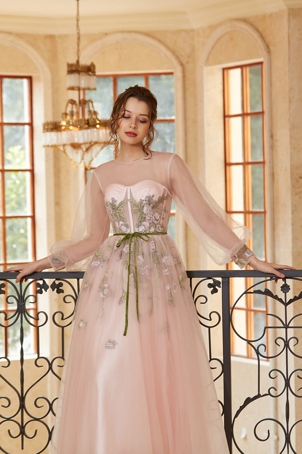 Vestido de graduación de corte A, color nude claro con mangas largas