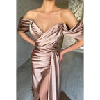 Vestido largo de noche formal de satén con hombros descubiertos y fruncido con corte tubo/columna