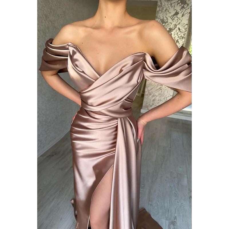 Vestido largo de noche formal de satén con hombros descubiertos y fruncido con corte tubo/columna