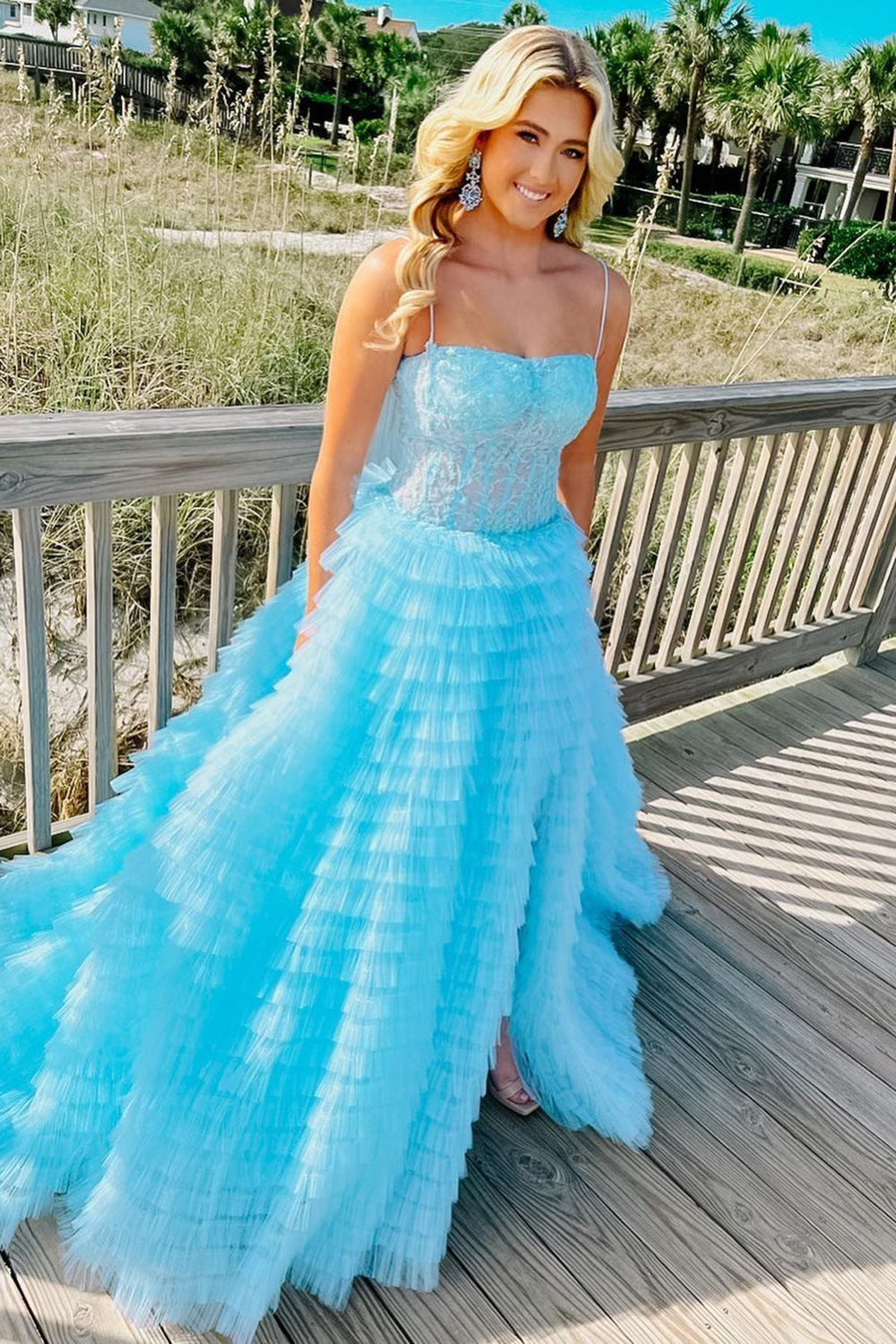 Vestido de fiesta largo de tul con corsé escalonado, tirantes finos y corte en A