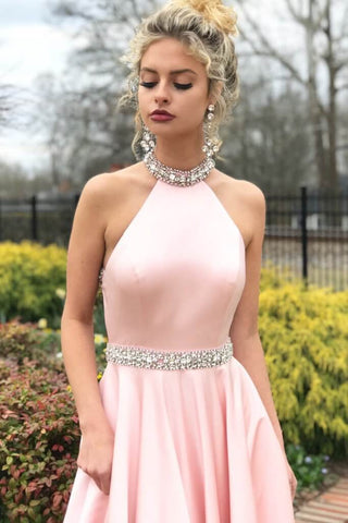 Robe de bal longue rose sans manches à col halter ornée de cristaux