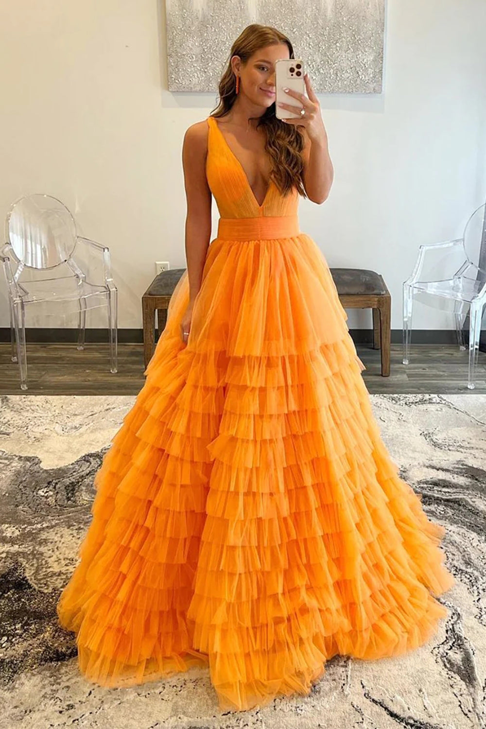 Robe de bal violette à décolleté plongeant et volants