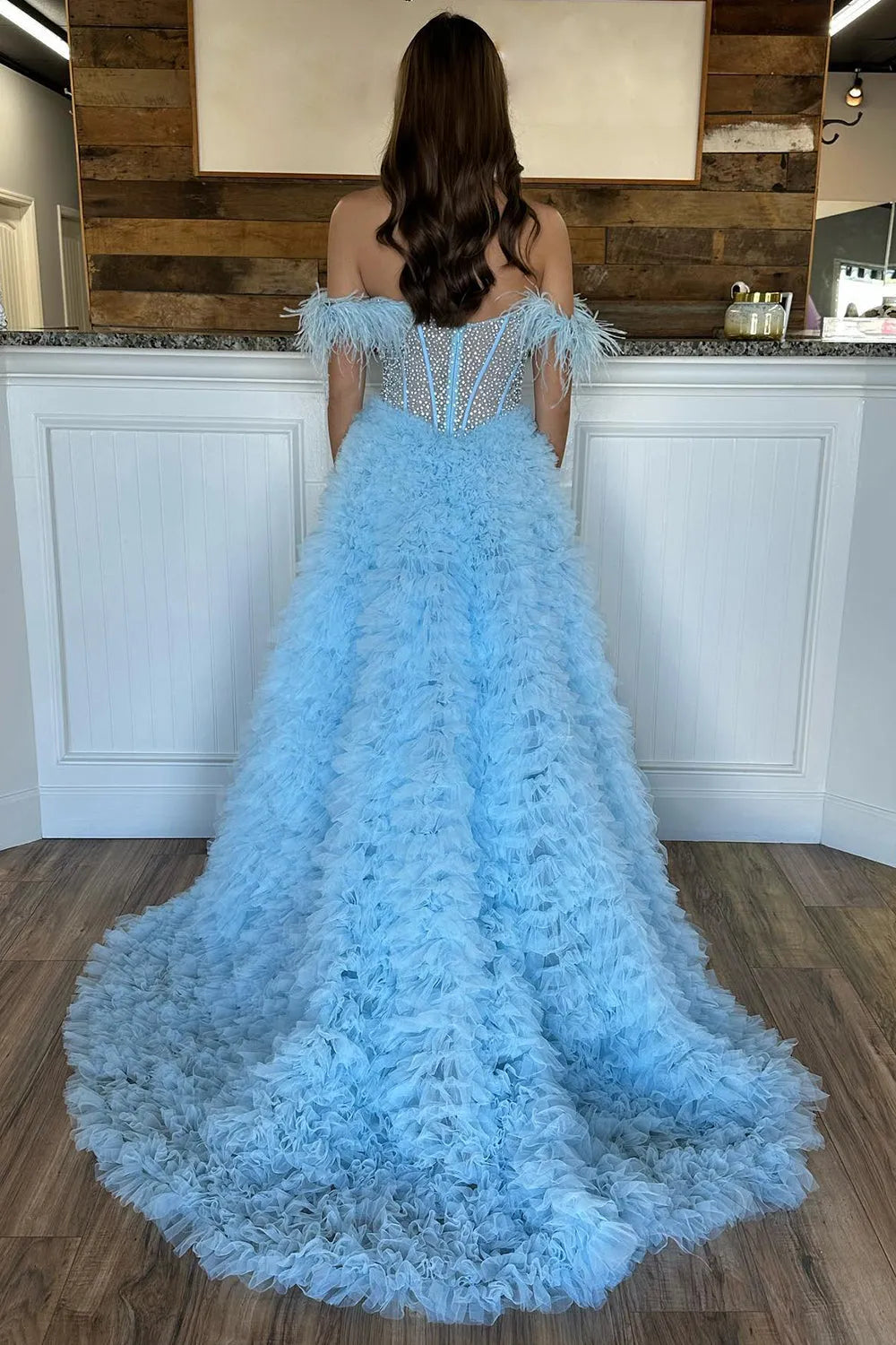 Robe de bal longue en tulle à épaules dénudées, bustier à volants et coupe trapèze ornée de perles