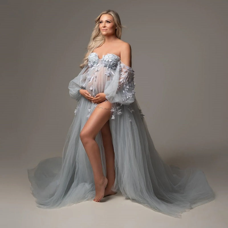 Elegante vestido de maternidad de tul con apliques, mangas abullonadas, abertura lateral y escote corazón. Ideal para sesión de fotos o baby shower. Confección a medida.