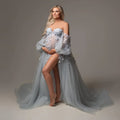 Elegante vestido de maternidad de tul con apliques, mangas abullonadas, abertura lateral y escote corazón. Ideal para sesión de fotos o baby shower. Confección a medida.