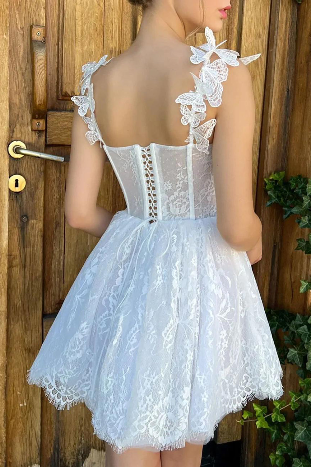Robe de bal courte blanche trapèze à décolleté cœur ornée d'appliqués