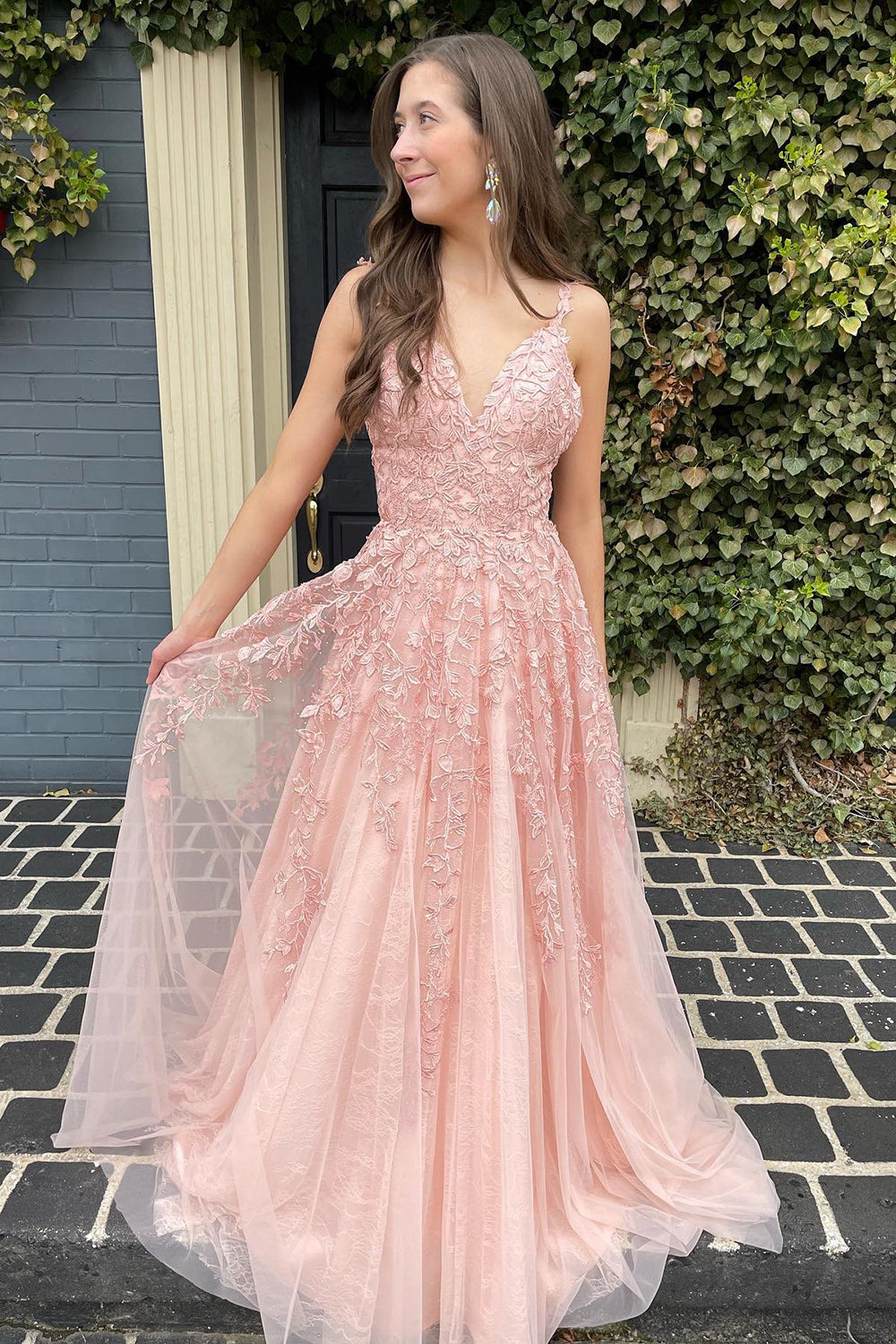 Vestido largo de fiesta rosa claro con tirantes finos, corte en A y apliques