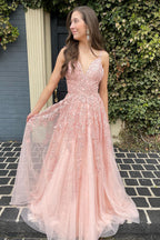 Vestido largo de fiesta rosa claro con tirantes finos, corte en A y apliques