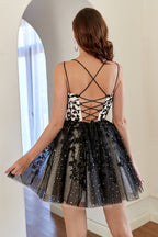 Robe de bal courte noire élégante à bretelles spaghetti et coupe trapèze, ornée d'appliqués