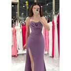 Robe de soirée longue en satin froncé, coupe fourreau/colonne, décolleté en cœur