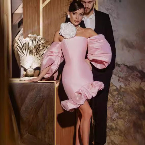 Vestido corto de fiesta con corpiño, cintura alta y mangas abullonadas 