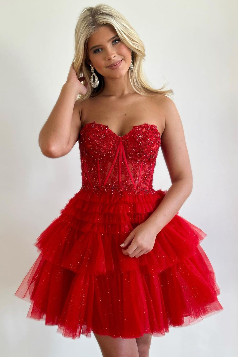 Robe de bal rouge trapèze à corset et décolleté cœur ornée d'appliqués