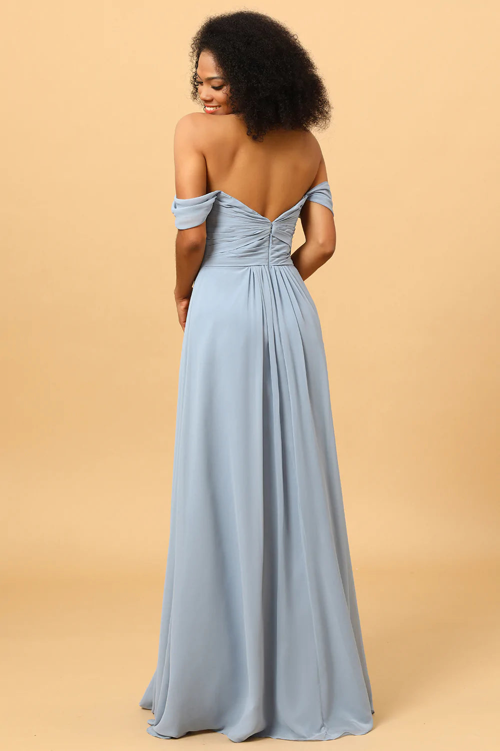 Vestido de dama de honor azul de gasa con hombros descubiertos y abertura