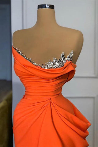 Robe de bal longue sirène orange à paillettes sans bretelles en satin drapé, ornée de sequins
