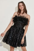 Vestido de cóctel sin tirantes con plumas