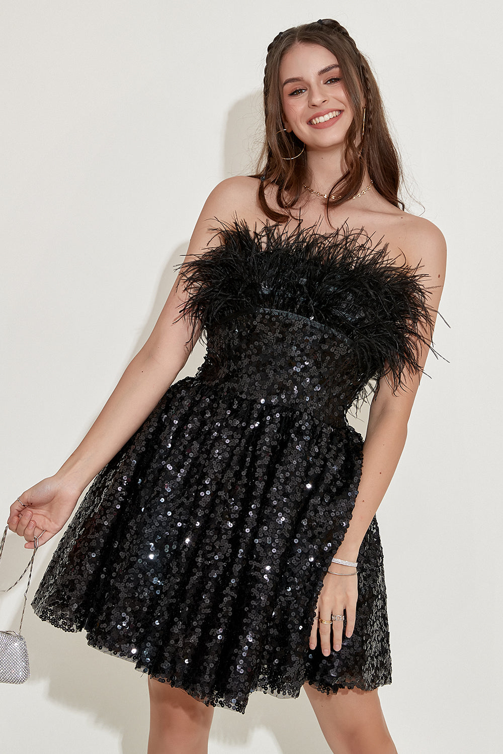 Vestido de cóctel sin tirantes con plumas
