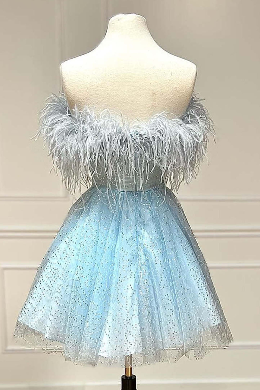 Vestido de cóctel sin tirantes con plumas