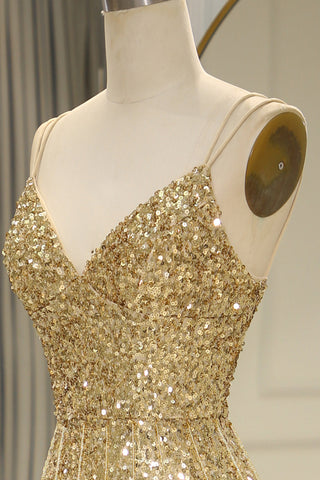 Robe de bal longue sirène à fines bretelles et sequins dorés, fendue sur le devant.