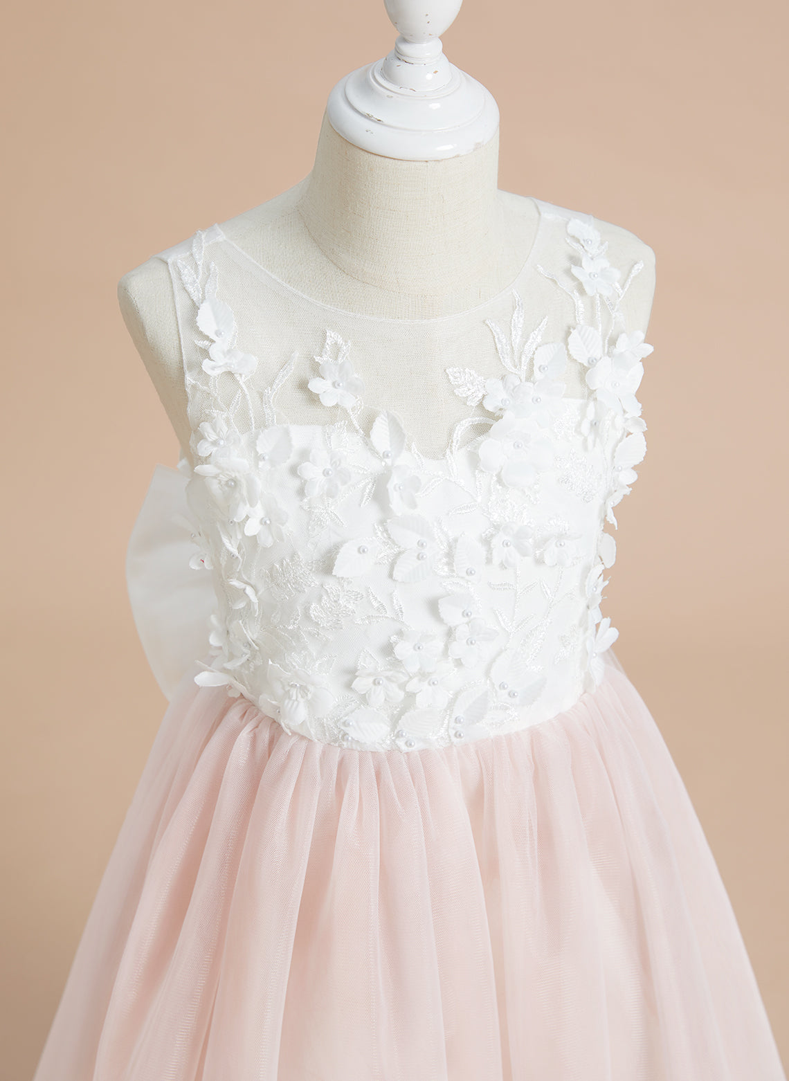 Vestido midi de encaje floral y lazo grande 