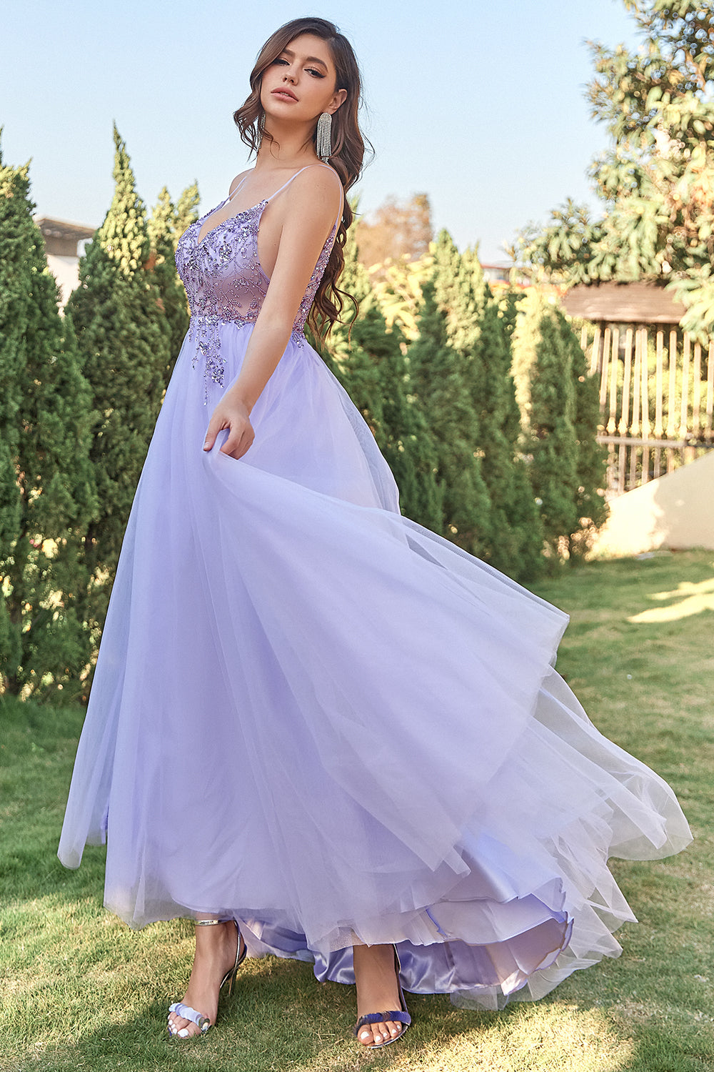 Robe de bal trapèze en tulle lavande ornée de perles