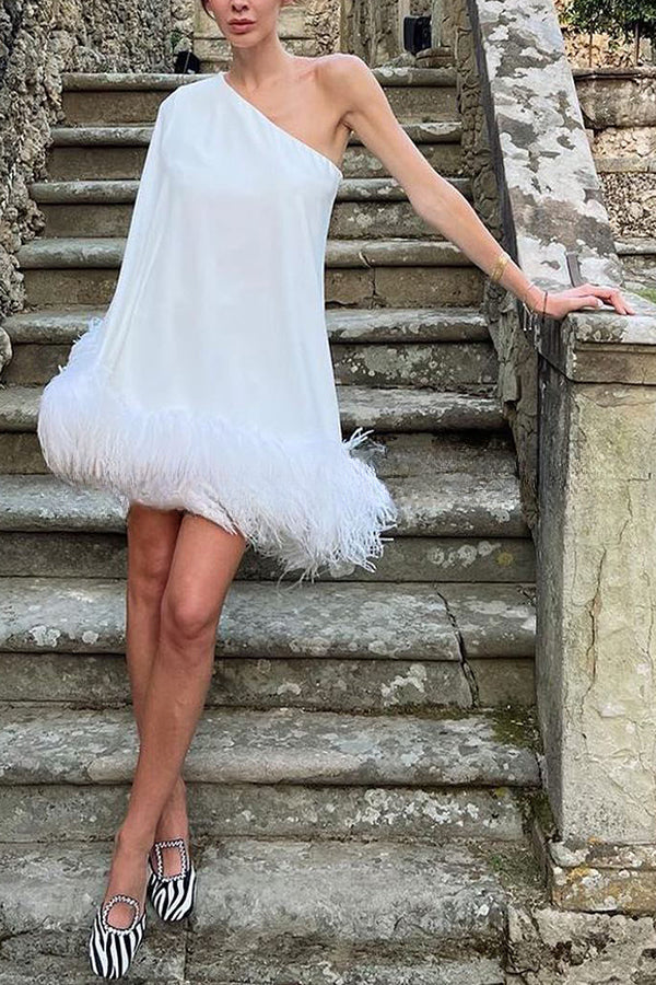 Robe mini de soirée asymétrique à ourlet plume Vegas Living 