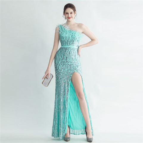 Robe de soirée en mèches de poils d'autruche, style industriel, avec fente oblique à l'épaule. 