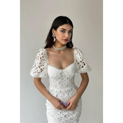 Robe de soirée mi-longue fourreau en dentelle à col carré et manches courtes