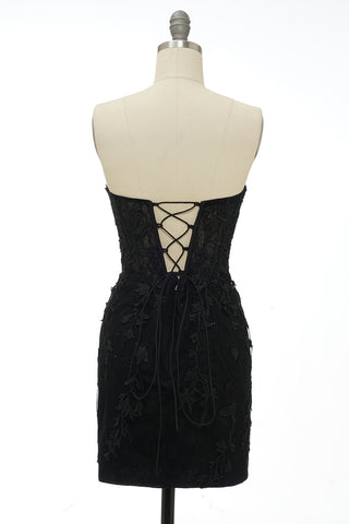 Robe de bal courte et moulante avec appliques