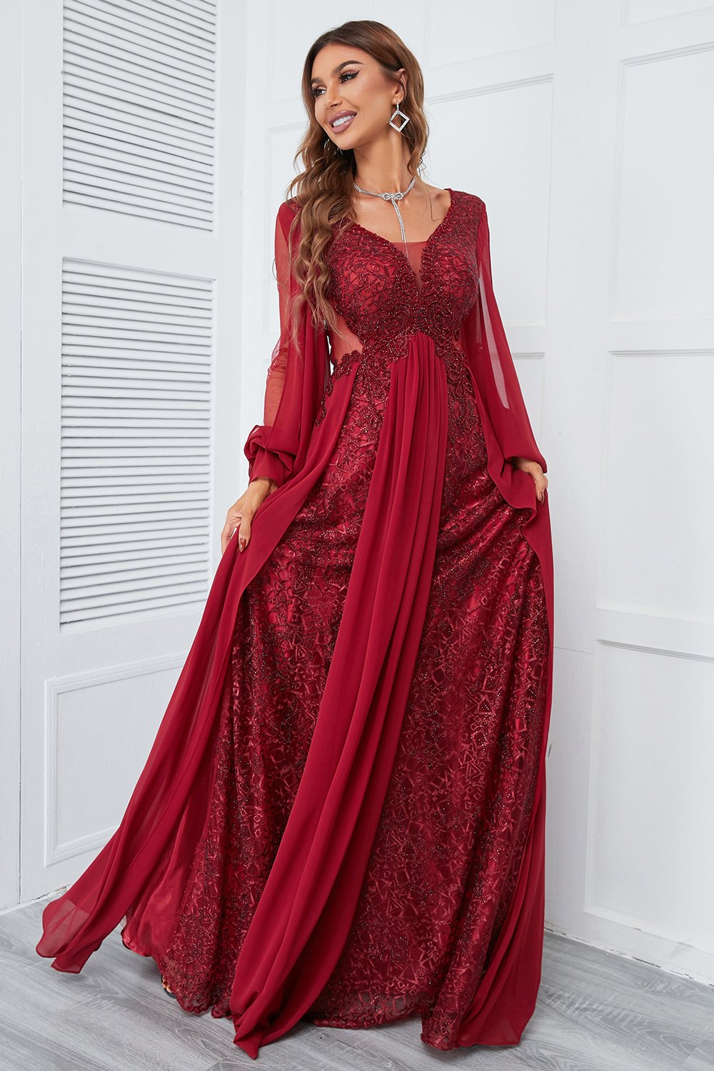 Robe de bal longue bordeaux ornée de perles et de dentelle