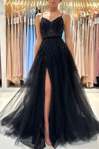 Robe de bal noire à fines bretelles, sans manches, en tulle fendue.