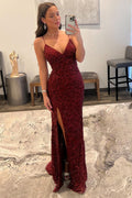Vestido largo de fiesta de tirantes finos, lentejuelas rojo oscuro y corte sirena con abertura frontal.
