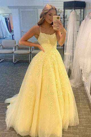 Vestido de graduación de tirantes finos estilo princesa con champán