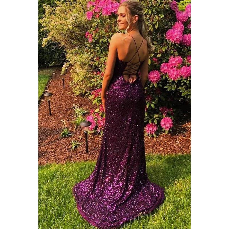 Vestido de fiesta con escote redondo, corte tubo y abertura, tirantes finos y lentejuelas moradas 