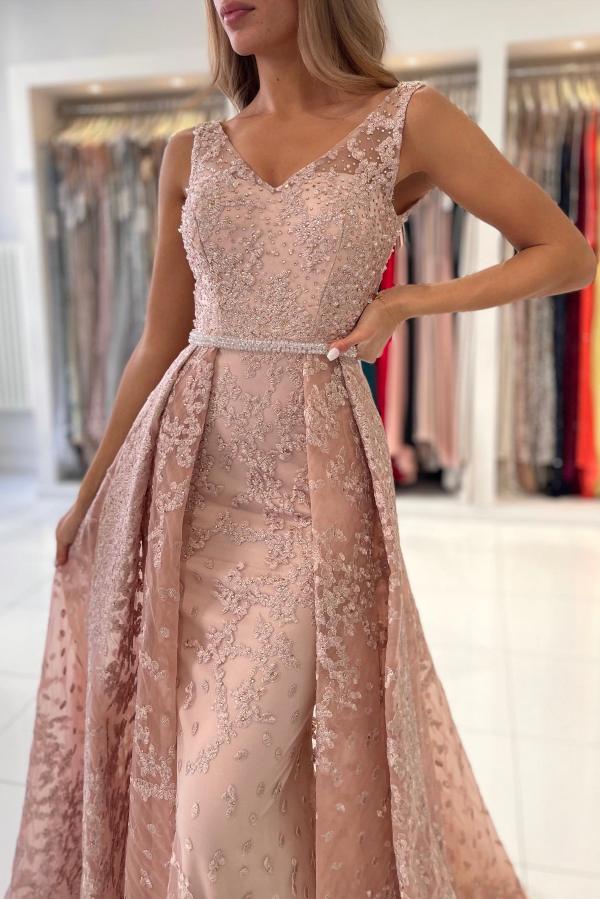 Robe de soirée sirène élégante à col en V ornée de perles et de broderies, sans manches, avec traîne et applications de dentelle.