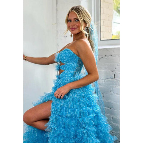 Elegante vestido de fiesta azul largo con volantes y escote corazón y abertura